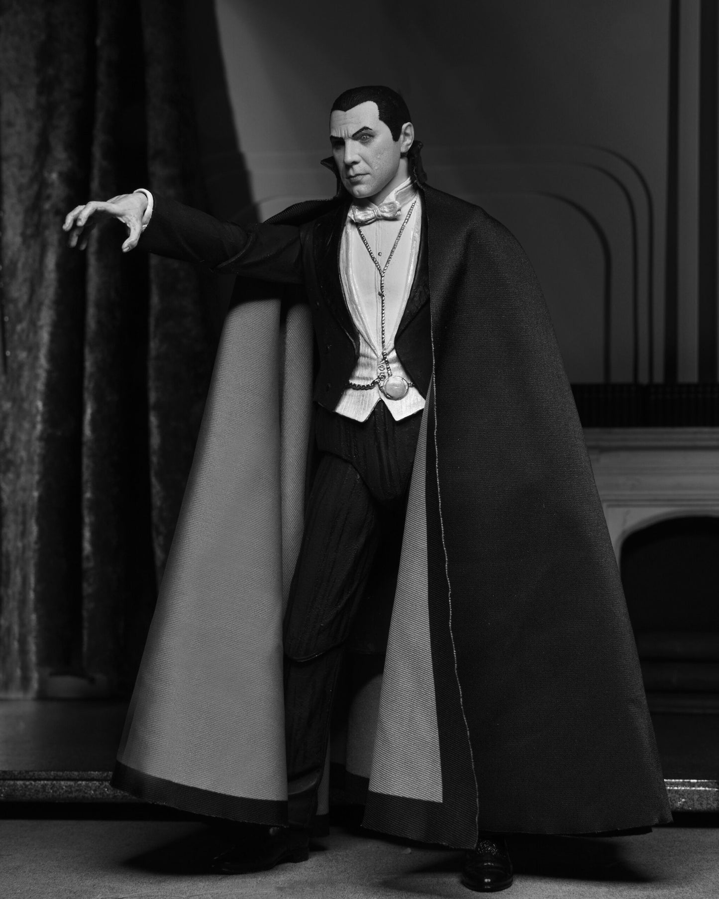 Universal Monsters 7″ Scale Action Figure – Ultimate Dracula (Carfax Abbey)