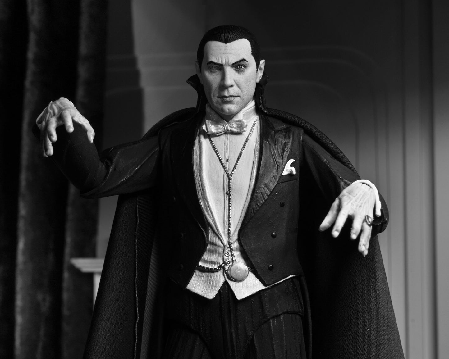 Universal Monsters 7″ Scale Action Figure – Ultimate Dracula (Carfax Abbey)