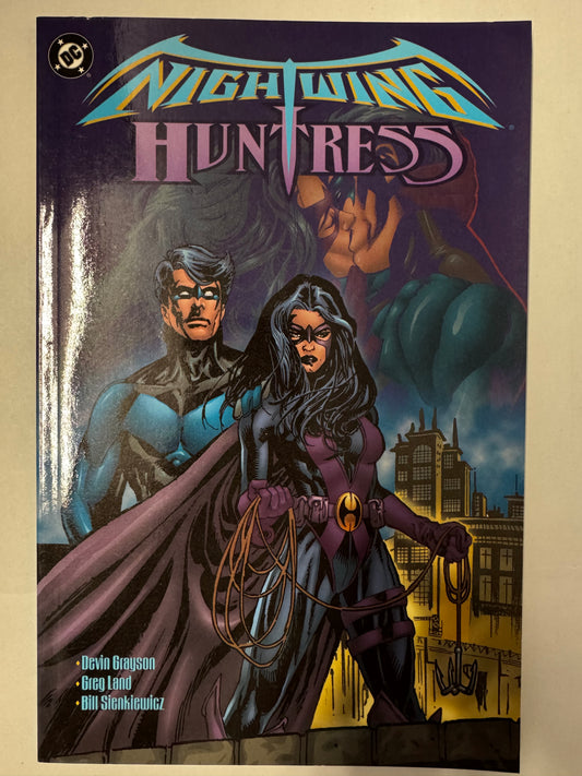 NIGHTWING HUNTRESS TP (2004) First Print